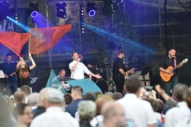Koncert prowadził ks. Rafał Masztalerz, który również wspomagał śpiew zespołu.