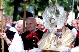 Jezus Eucharystyczny niesiony był w monstrancji w kształcie pelikana