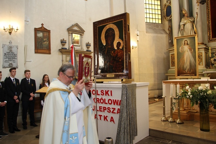 Powitanie MB Częstochowskiej w kościele rektorskim oo. pijarów w Łowiczu