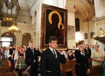 Uczniowie "Pijarskiej" wnieśli obraz Matki Bożej Częstochowskiej do kościoła
