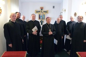 Wspólna fotografia w kaplicy kurialnej z bp. Henrykiem Tomasikiem i kanclerzem ks. Edwardem Poniewieskim (3 z lewej)