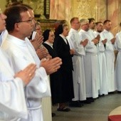 Ustawieni w rzędzie otrzymali błogosławieństwo do pełnienia funkcji przez biskupa.