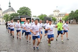 Pielgrzymi biegacze wyruszyli ze Starego Rynku w Łowiczu