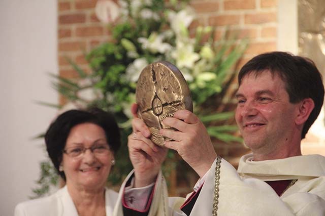 W podziękowaniu za pracę duszpasterską proboszcz otrzymał od parafian pamiątkowy medal. 