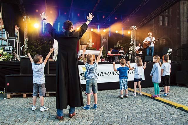 Występ zespołu Kadosz – dzieci szybko nauczyły się gestu podniesionych rąk.