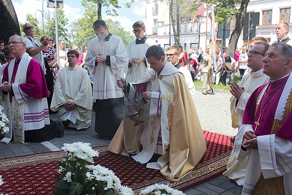 ▲	Modlitwa przy jednym z ołtarzy, które w tym roku, obok symboliki eucharystycznej, nawiązywały do 100. rocznicy objawień w Fatimie.