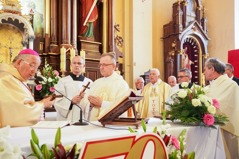 Księża - złoci jubilaci odebrali z rąk bp. Romana Marcinkowskiwgo krzyż