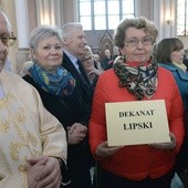 Przedstawiciele dekanatu lipskiego odbierają różaniec i świecę na Jerycho Różańcowe