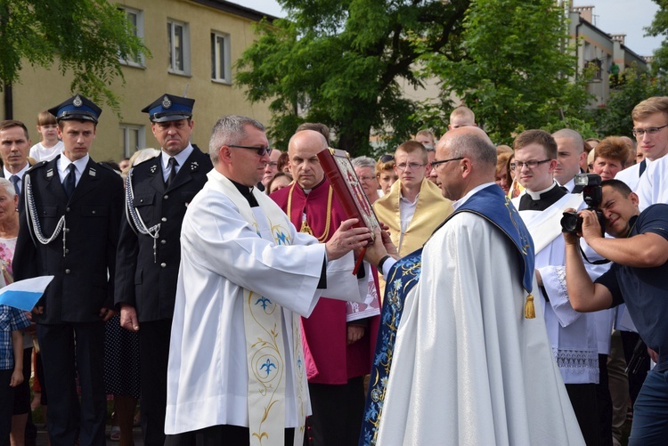 Powitanie ikony MB Częstochowskiej w parafii MB Nieustającej Pomocy w Łowiczu