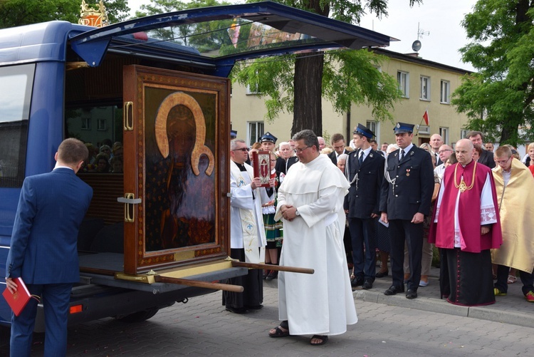 Powitanie ikony MB Częstochowskiej w parafii MB Nieustającej Pomocy w Łowiczu