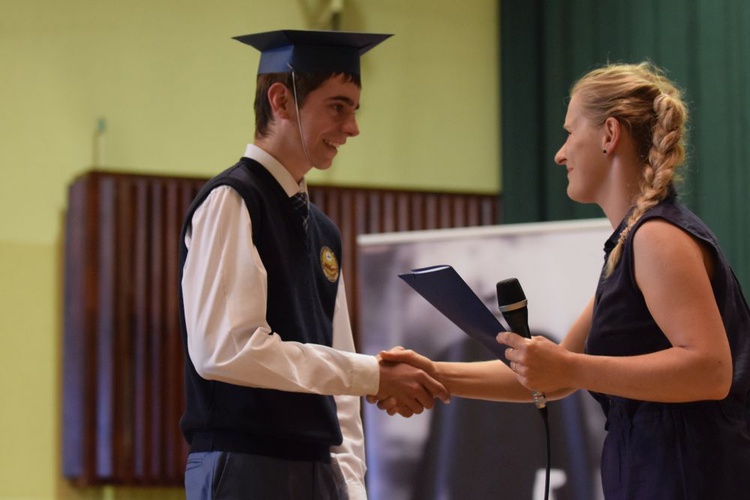 Uroczysta akademia pożegnania trzecich klas w katolickim gimnazjum