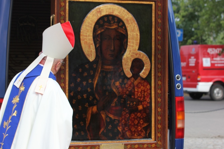 Powitanie ikony MB Częstochowskiej w katedrze łowickiej