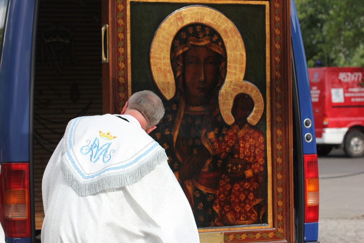 Powitanie ikony MB Częstochowskiej w katedrze łowickiej