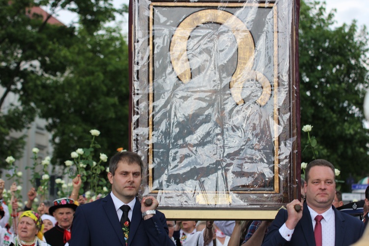 Powitanie ikony MB Częstochowskiej w katedrze łowickiej