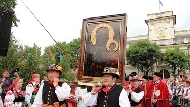 Pożegnanie obrazu Matki Bożej Częstochowskiej na Starym Rynku w Łowiczu