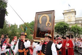 Pożegnanie obrazu Matki Bożej Częstochowskiej na Starym Rynku w Łowiczu