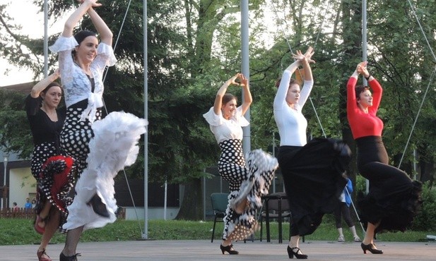 Na scenie tancerki "Fuego Flamenco"