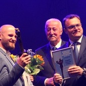 Ze statuetką laureat Robert Czesław Pióro. Obok Karol Semik, wiceprezydent Radomia i Radosław Witkowski (z prawej)