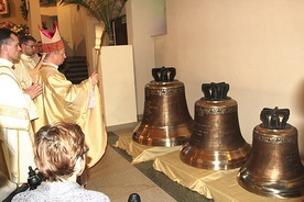 Biskup Henryk Tomasik poświęcił odnowione dzwony.