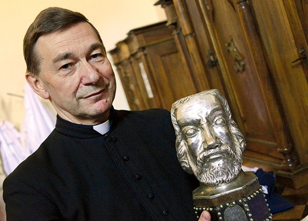 Ks. Adam Płuciennik pokazuje hermę z relikwiami św. Jana Chryzostoma. 