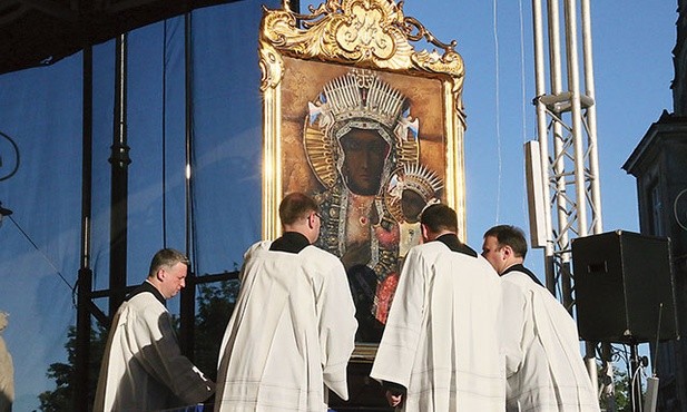 3 lipca cudowny obraz Matki Bożej Płaczącej wynoszony jest z katedry w procesji na ulice Lublina.