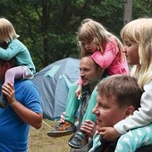 „Dziękuję ci, Tato, za wszystko, co robisz.   Że bawisz się ze mną,  na rękach mnie  nosisz”.