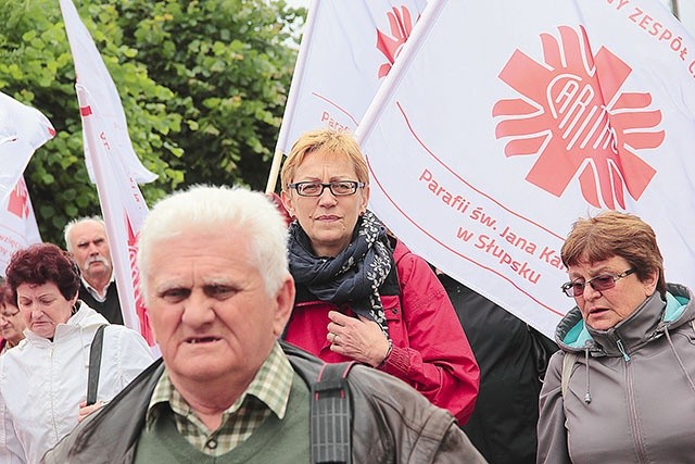 Wolontariusze przeszli ulicami Okonka pod własnymi chorągwiami.