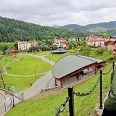 Plac. Wielka płaszczyzna u dołu to dach ołtarza.  W głębi wielka altana.