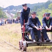 Łukasz Wideł i Maciej Fijak siedzą na drezynie. Dzięki ich stowarzyszeniu istnieją na trasie 104 regularne przewozy turystyczne.