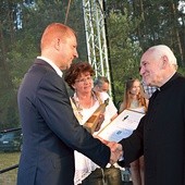 Ks. Jacek Beksiński otrzymuje Antka  za Wydarzenie Roku,  czyli organizację Światowych Dni Młodzieży w Janowie Lubelskim.