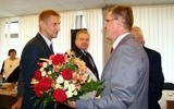 Nowo wybrany burmistrz Glinojecka przyjmuje gratulacje od przewodniczącego Rady Powiatu Ciechanowskiego Zbigniewa Gutowskiego