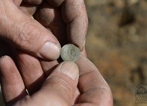 Wśród znalezionych podczas prac archeologicznych monet jest srebrny szeląg ryski Zygmunta III Wazy z XVI wieku