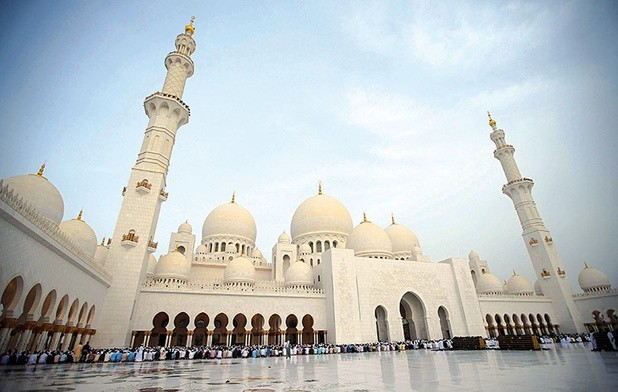 Biały meczet, nazwany właśnie imieniem Maryi, jest najbardziej imponującym miejscem kultu w Zjednoczonych Emiratach Arabskich.