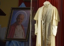 Strój świętego papieża w Dzierżoniowie