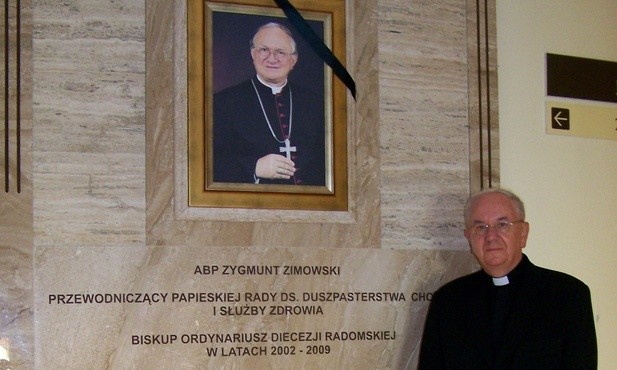 Abp Stanisław Budzik obok tablicy pamiątkowej w ośrodku, poświęconej abp. Zygmuntowi Zimowskiemu