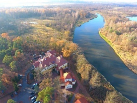Ośrodek Charytatywno-Edukacyjny „Emaus” w Turnie koło Białobrzegów położony jest nad malowniczą Pilicą