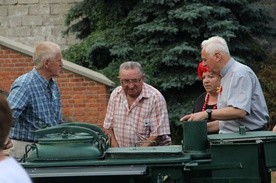 Proboszcz ks. Grzegorz Senderski osobiście sprawdzał, czy grochówka się grzeje. Obok Anna Ozga