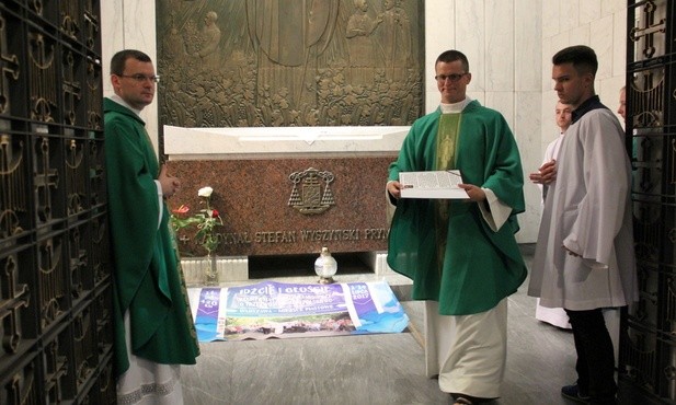 Po Eucharystii młodzi pielgrzymi modlili się u grobu kard. Stefana Wyszyńskiego, orędownika trzeźwości