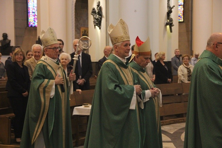 Biskupi modlą się za nowo powstałą metropolię 