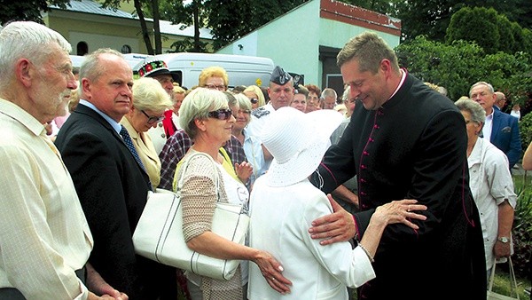 Wierni żegnają ks. ppłk. Pawła Piontka.