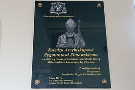 Tablica pamięci abp. Zygmunta Zimowskiego znajduje się w kaplicy MB Ostrobramskiej.