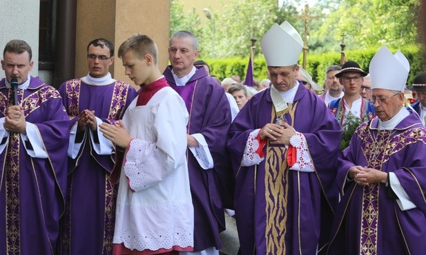 Modlitwa nad grobem śp. ks. kanonika Franciszka Janczego