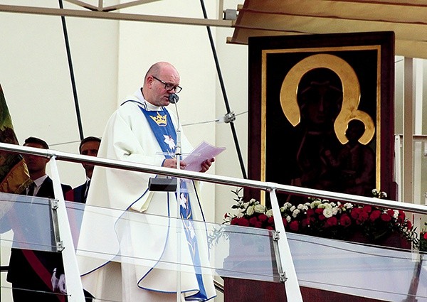 Ks. Bernard Plucik na Wałach Jasnogórskich w Częstochowie.