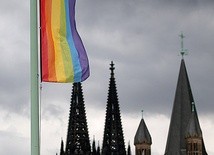 Tęczowa flaga zawisła  na wprost katedry i kościoła  św. Marcina po tym,  jak niemiecki parlament uznał, że małżeństwo mogą utworzyć osoby tej samej płci. 
30.06.2017 Kolonia, Niemcy