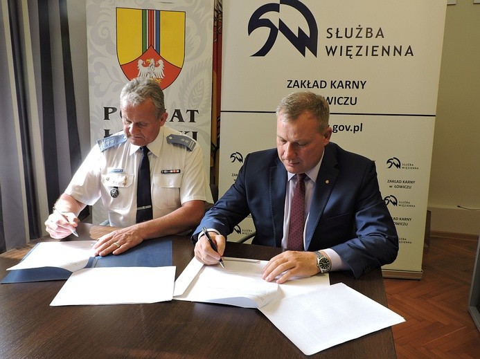 Dyrektor ZK w Łowiczu ppłk Krzysztof Sznicer i starosta łowicki Krzysztof Figat podpisują umowę