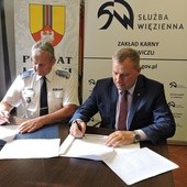 Dyrektor ZK w Łowiczu ppłk Krzysztof Sznicer i starosta łowicki Krzysztof Figat podpisują umowę