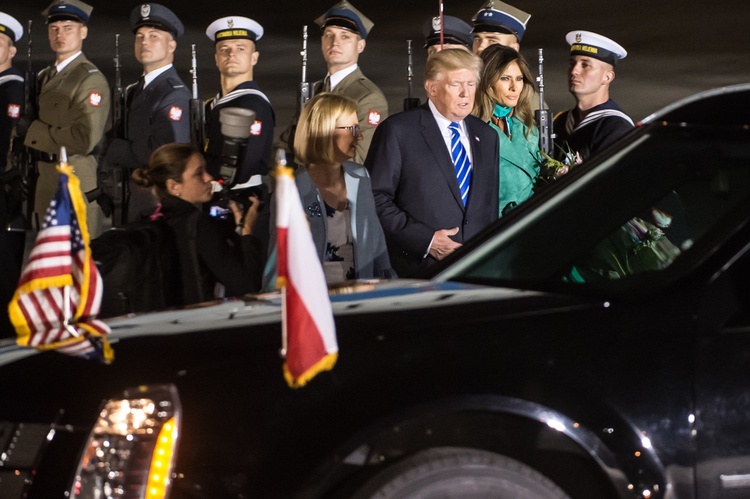 Donald Trump w Polsce - przylot na lotnisko.