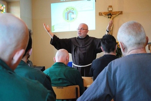 O. Rafał Kogut wśród osadzonych w cieszyńskim zakładzie karnym