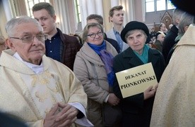 Przedstawiciele dekanatu pionkowiskiego odbierają różaniec i świecę na Jerycho Różańcowe