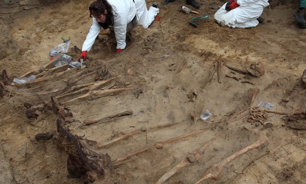 W pracach ekshumacyjnych uczestniczyłli archeologowie